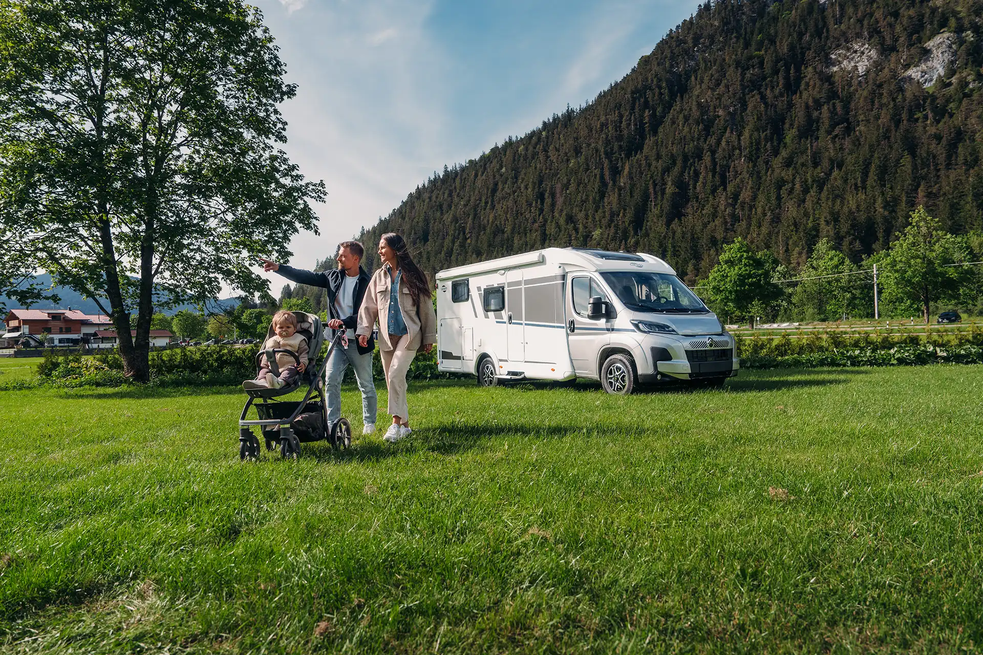 Gezin die geniet van het ultieme vakantiegevoel met gehuurde camper