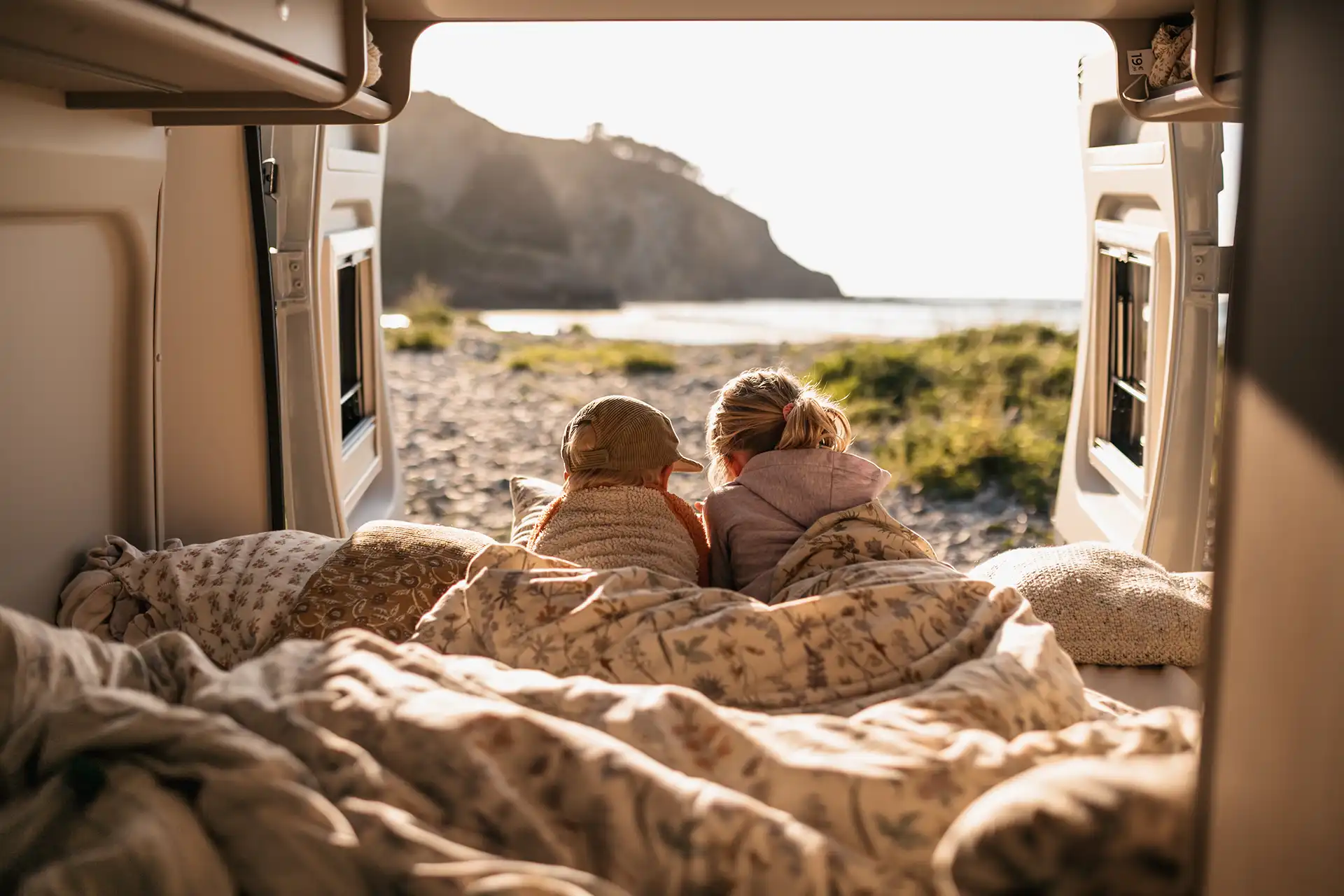 Twee kinderen die genieten van het uitzicht in een gehuurde camper